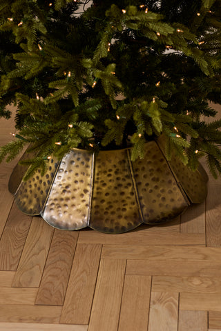 Metal Scalloped Tree Collar